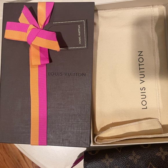 Louis Vuitton Wallet - Picture 9 of 11